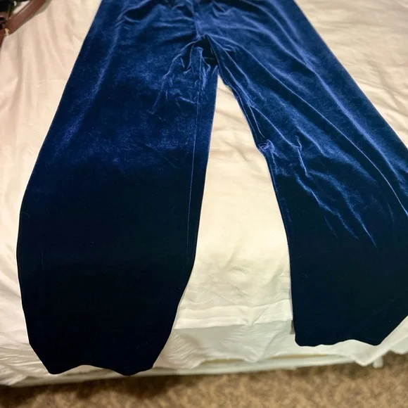 Blue Velvet Three-Piece Set - Picture 5 of 9